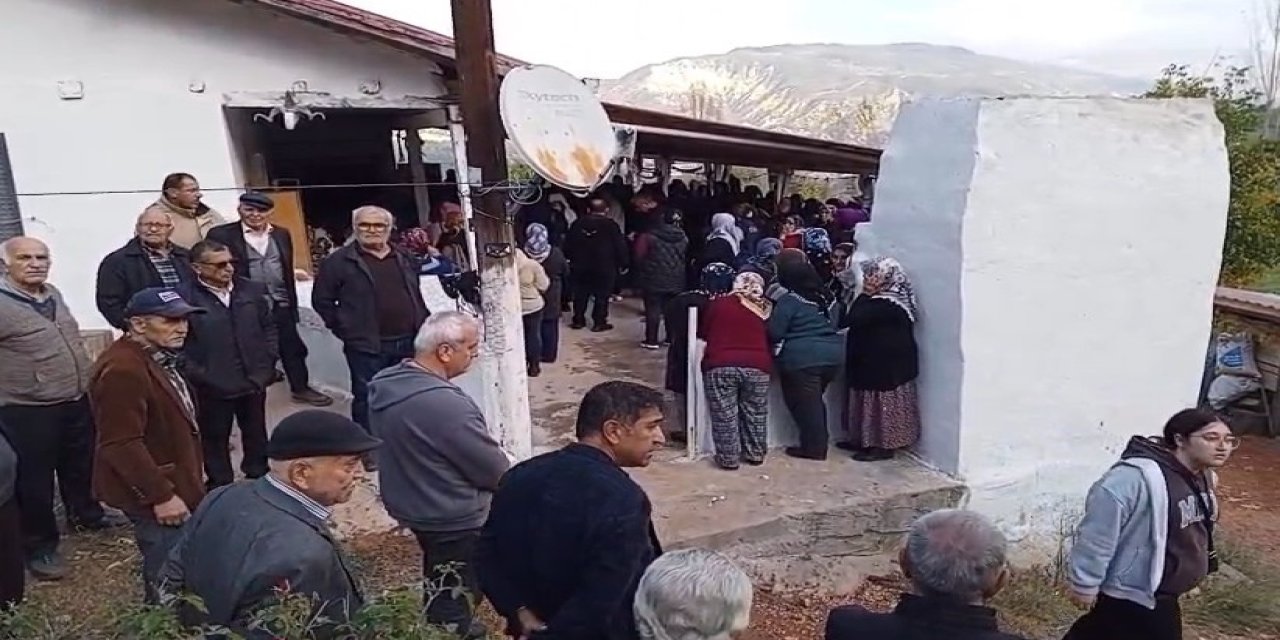 İstanbul'da otel odasında öldürülen Melisa, memleketi Tokat'ta toprağa verildi