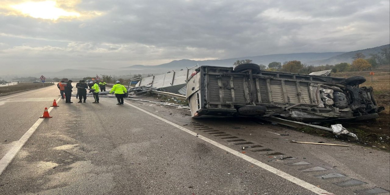 Tokat'ta yapı malzemesi yüklü kamyonete çarpan minibüs sürücüsü yaralandı