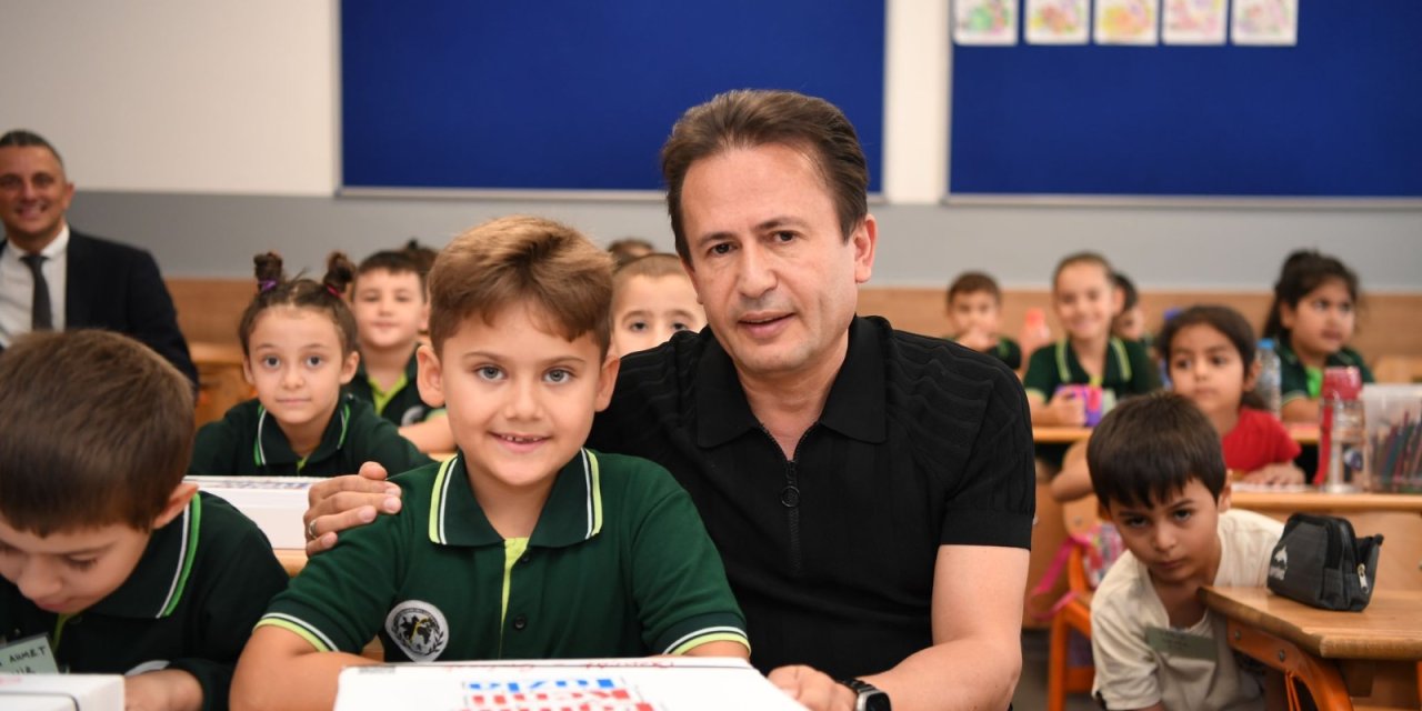 Tuzla Belediye Başkanı Yazıcı, Öğrencilere Sınıflarında Kırtasiye Seti Hediye Etti