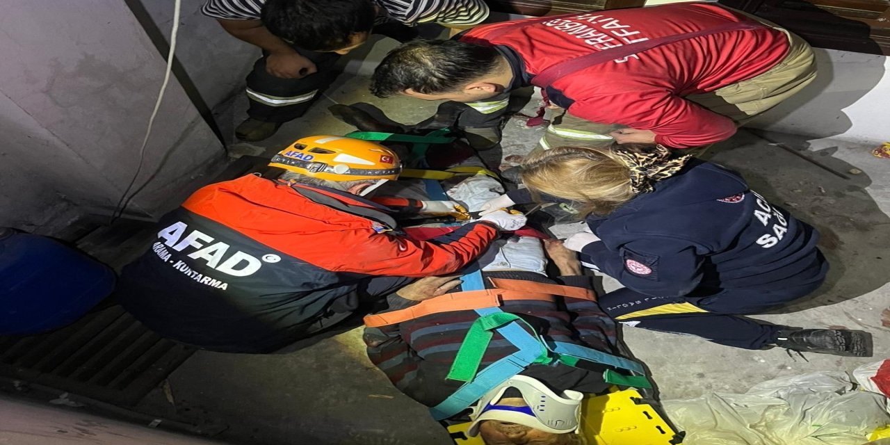 Apartman boşluğuna düşerek yaralanan yaşlı adamı ekipler kurtardı