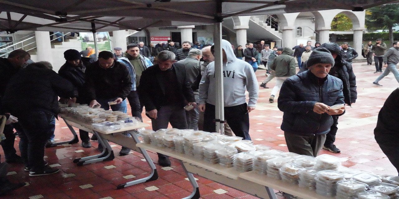 Erbaa Belediyesi şehitler için helva ikram etti