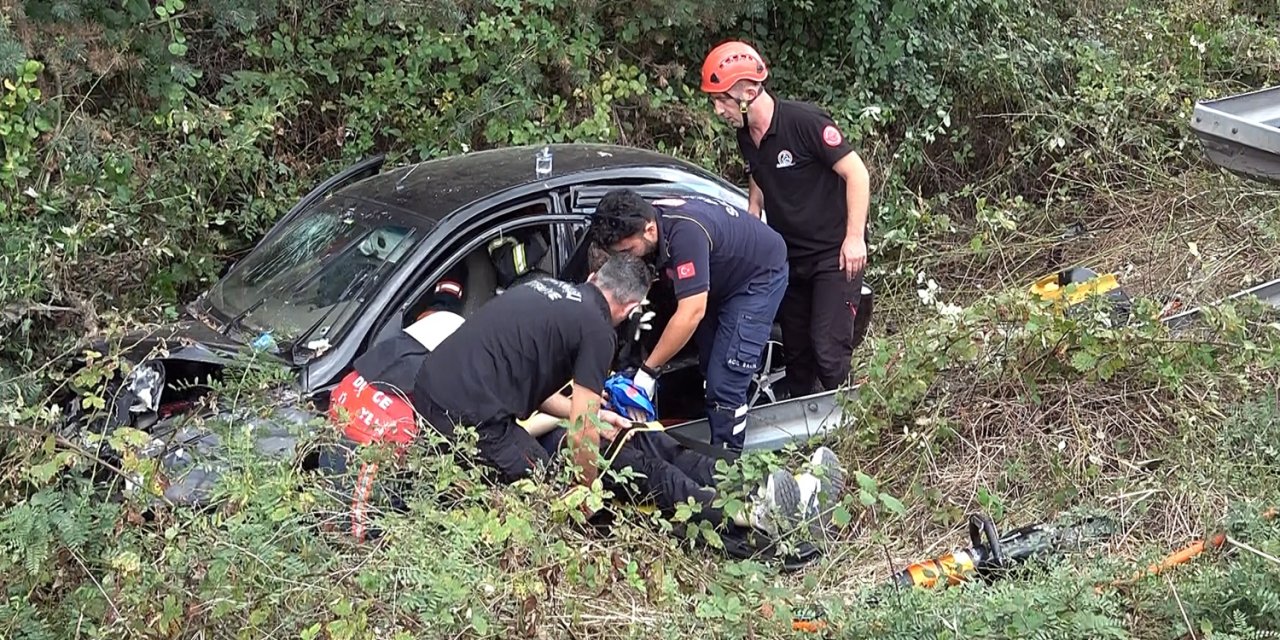 Bariyerleri Aşıp Şarampole Uçan Otomobilin Sürücüsü Yaralandı