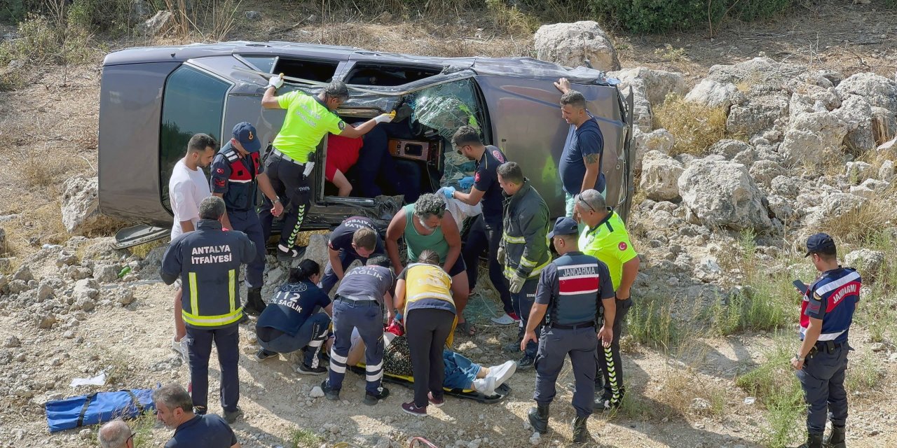 Otomobil, Virajda Uçuruma Yuvarlandı: 4 Yaralı