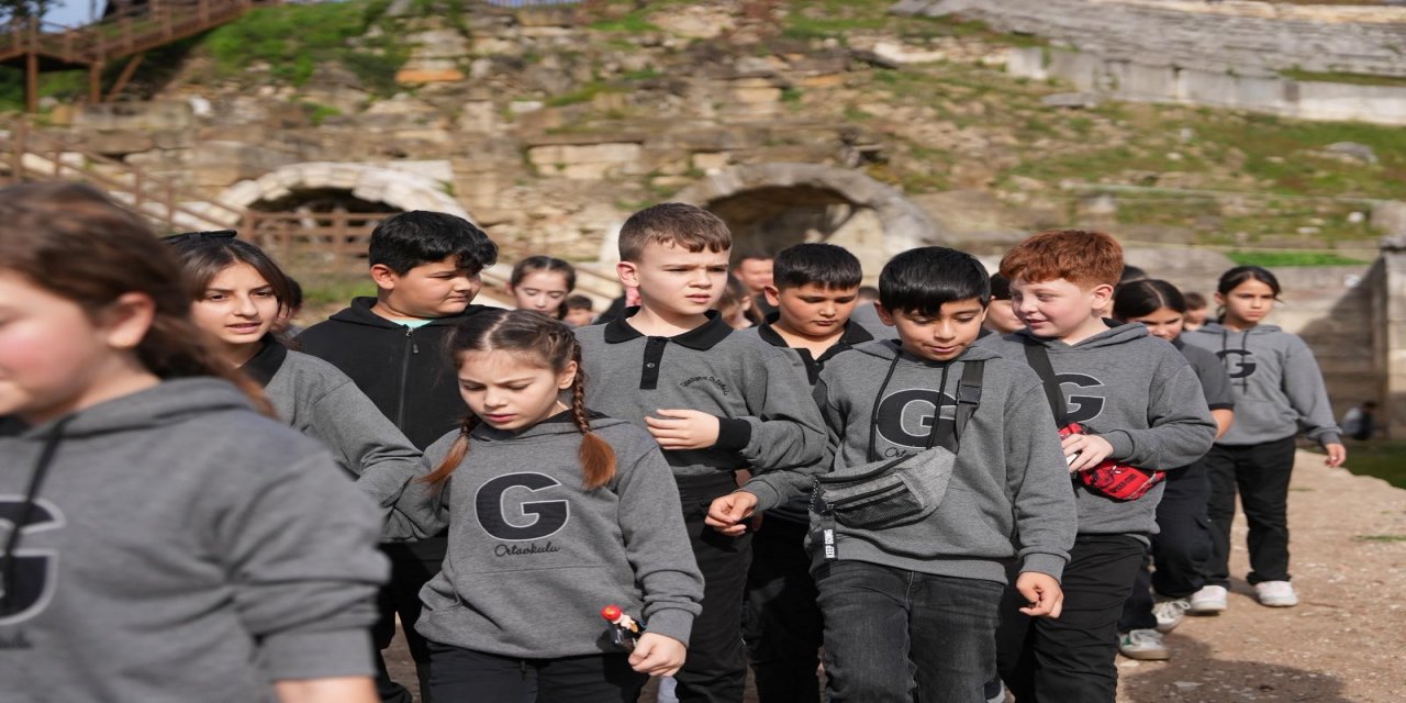 Öğrenciler tarihi dokuyu hayranlıkla inceledi