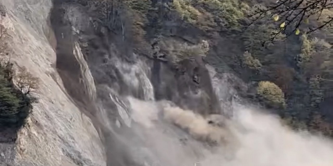 Düzce'de heyelan anı kameraya yansıdı: Otomobil kıl payı kurtuldu