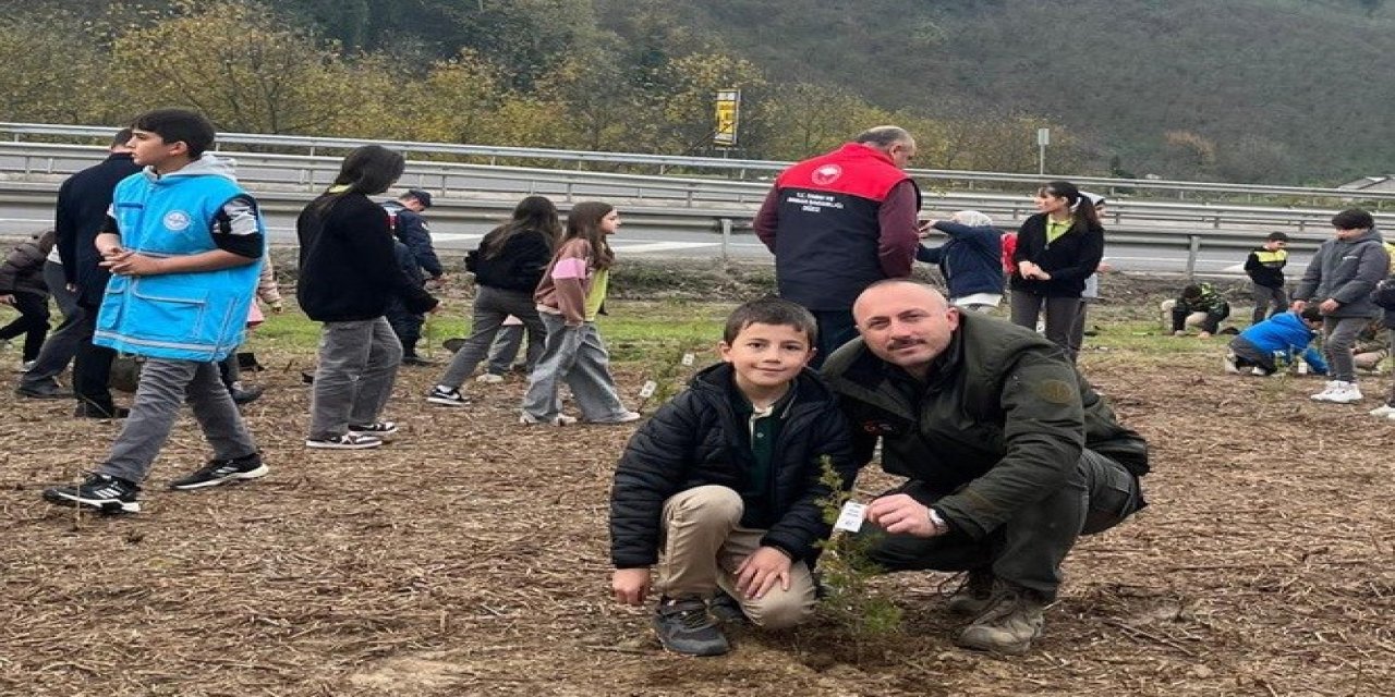 Deprem şehitleri anısına 350 fidan dikildi