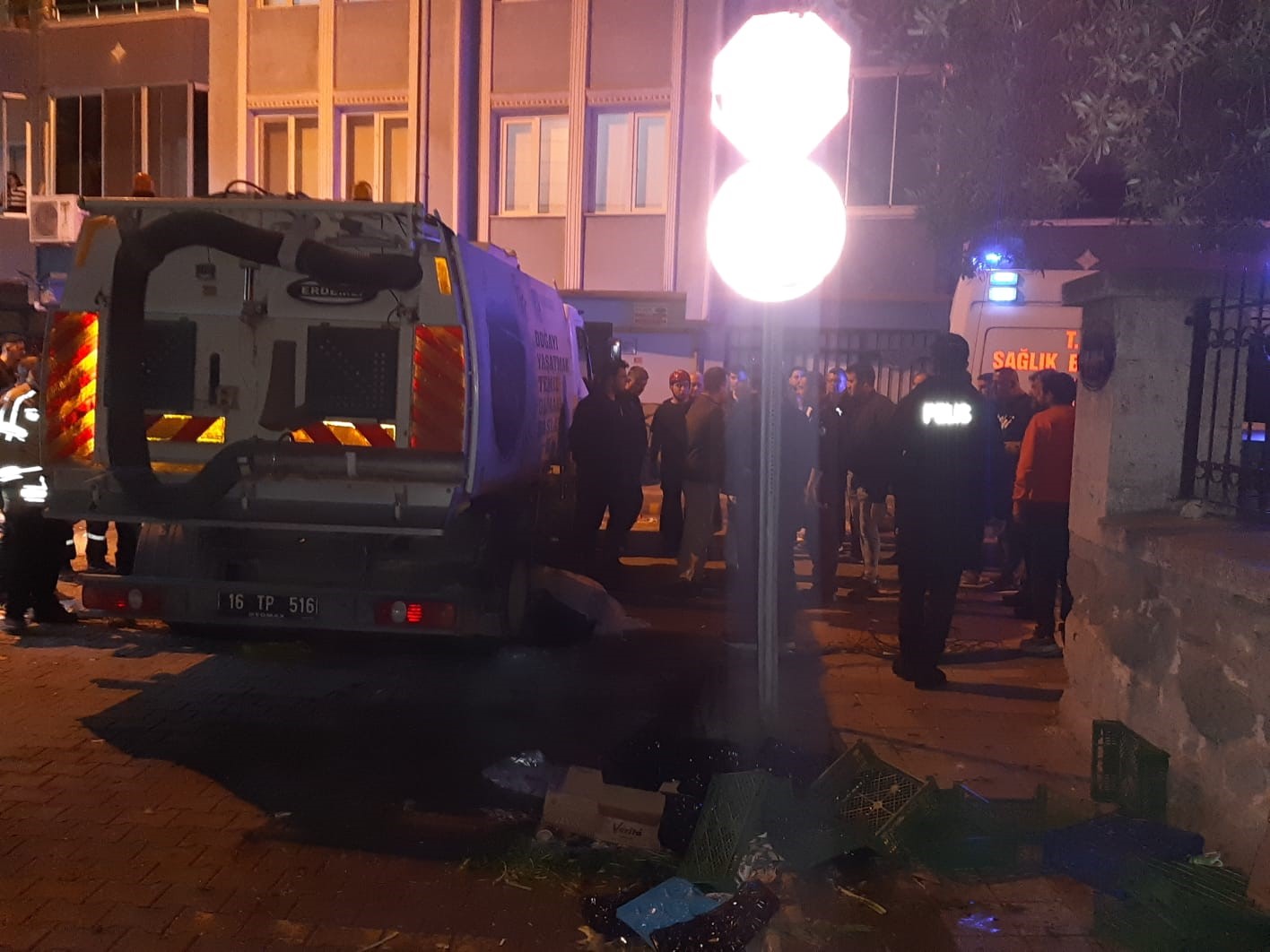 Bursa'da çöp kamyonu geri gelirken yaşlı adamı ezdi