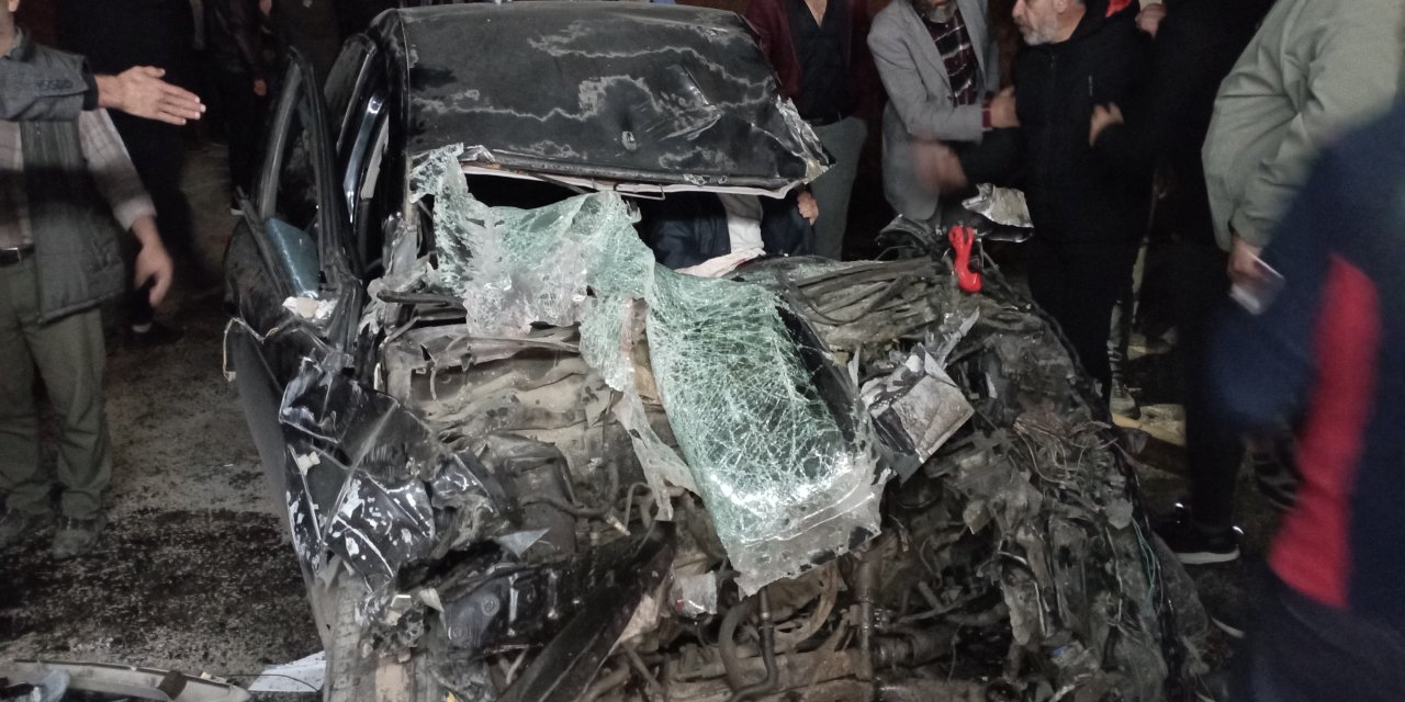 Tırın dorsesine çarpan otomobil hurda yığınına döndü: Sıkışan sürücü güçlükle kurtarıldı