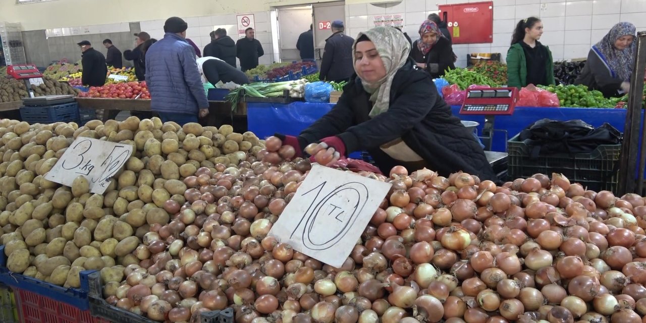 Çocuk gelişimci pazarcı: Amasya pazarının tek kadın esnafı