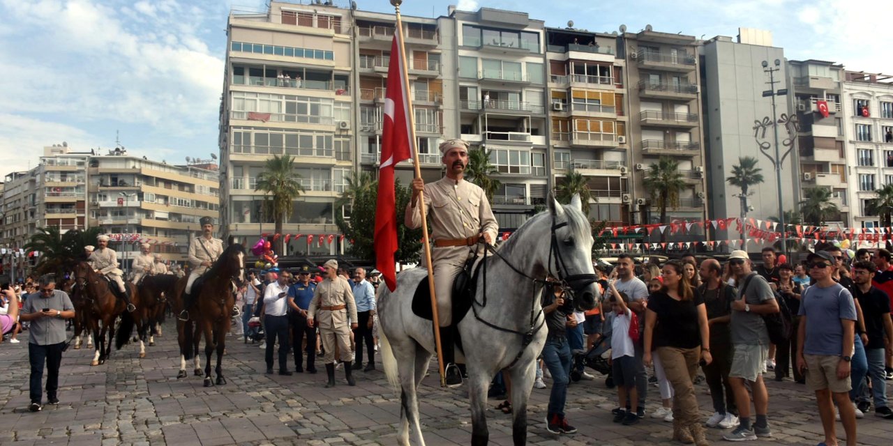 İzmir'de 350 Metrelik Dev Türk Bayrağı İle 'Zafer Yürüyüşü' (3)