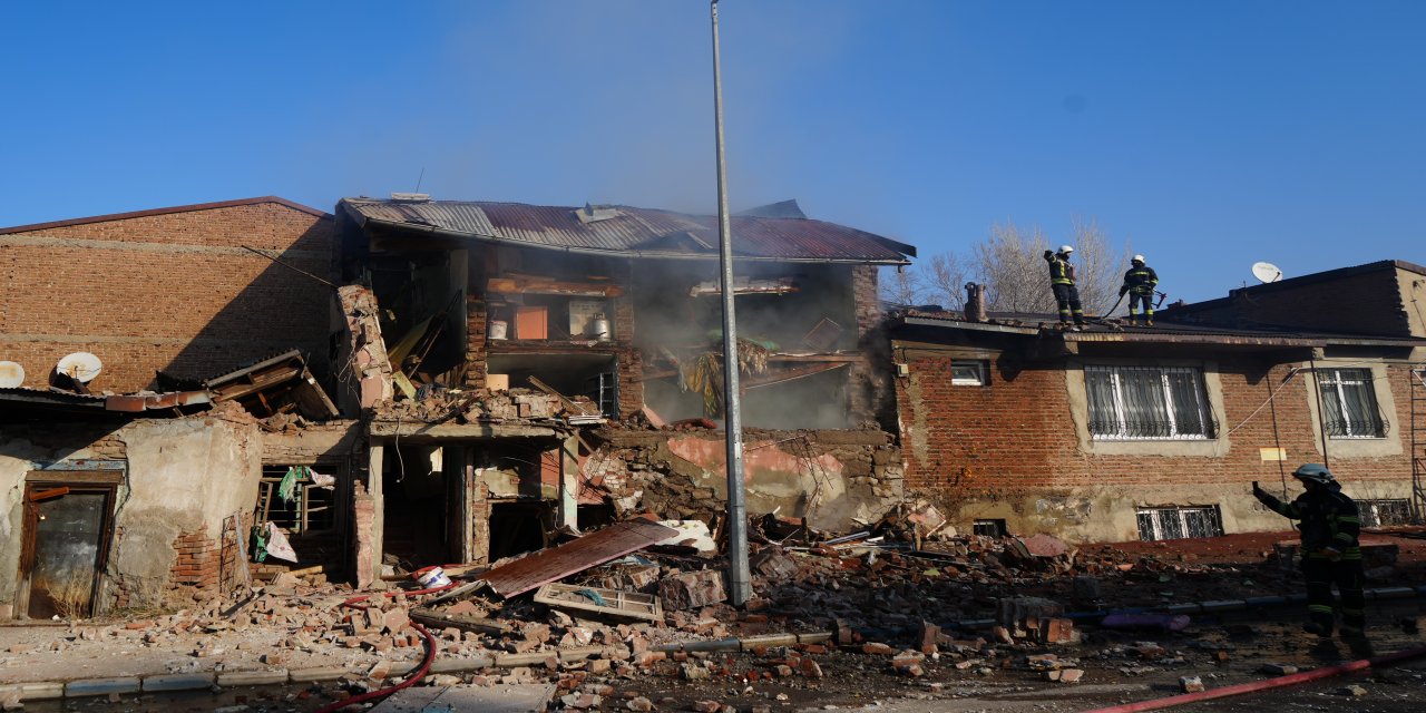 Erzurum'da doğalgaz patlaması: 2 ev çöktü, 1 yaralı