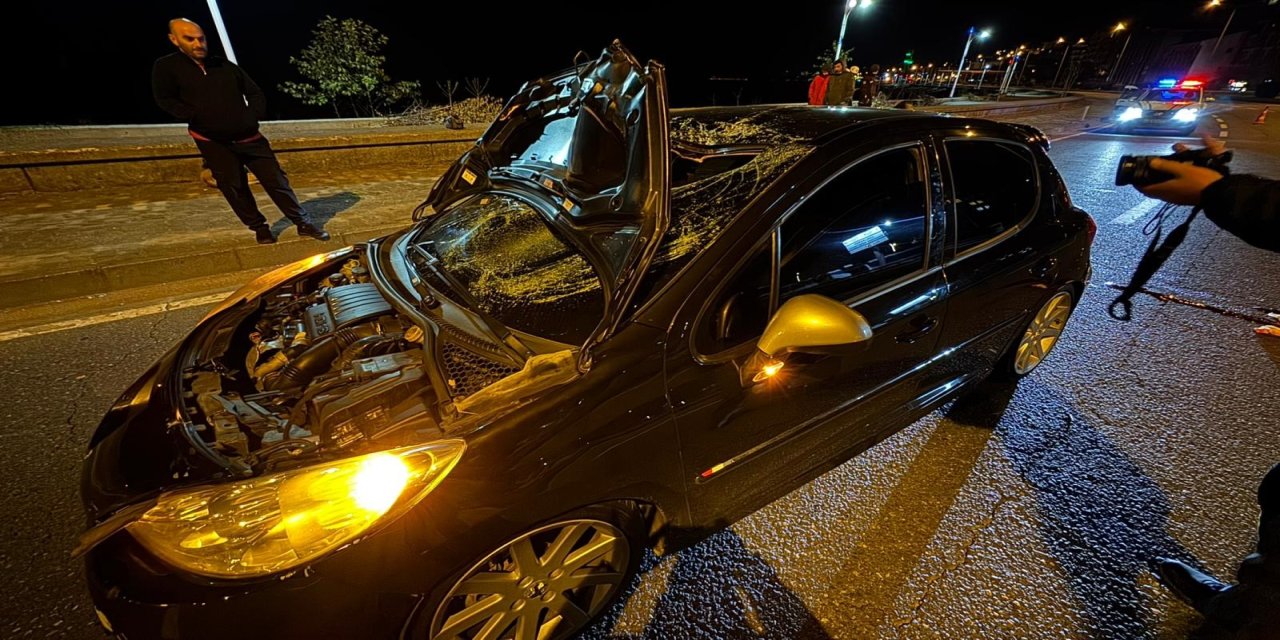 Rize'de arkadaşlarının halı saha futbol maçını izlemeye giden gence otomobil çarptı