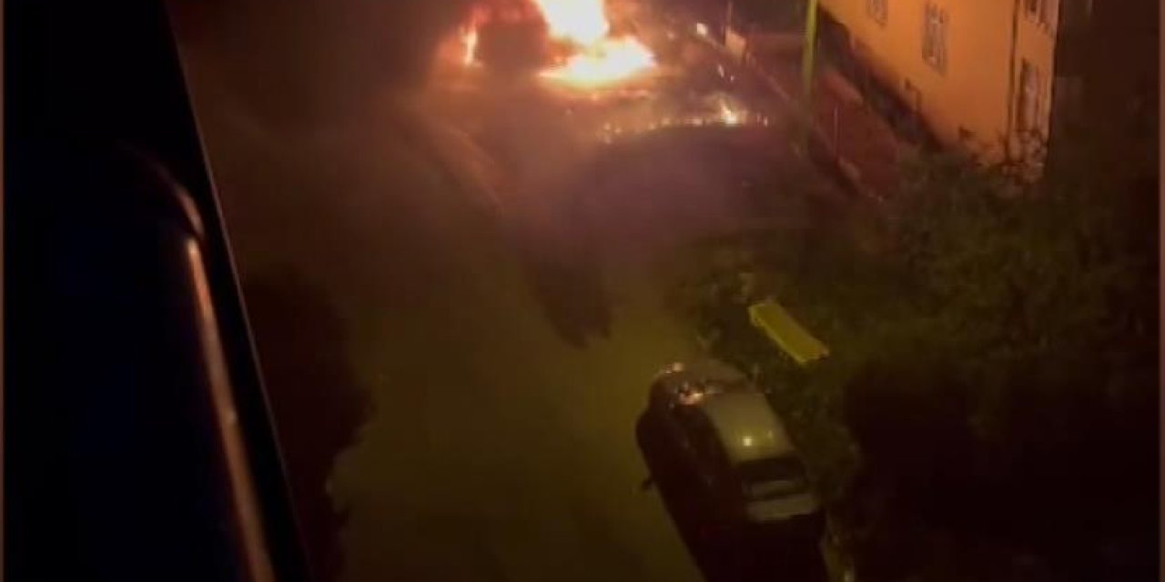 Pendik'te İki Otomobil Alev Alev Yandı