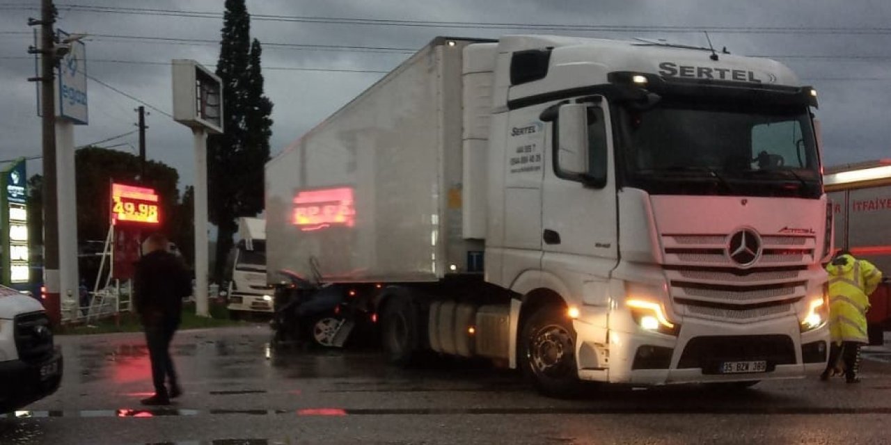 Tırın altında kalan otomobildeki karı koca hayatını kaybetti