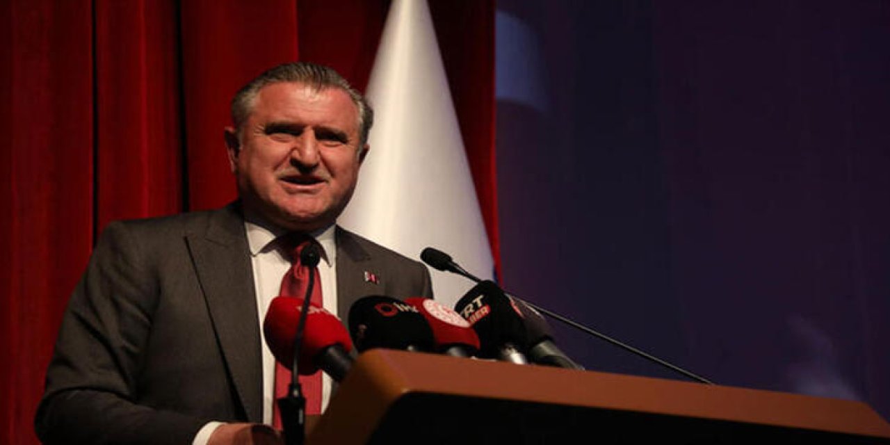 Bakan Bak'tan Milli Yüzücü Kuzey Tunçelli'ye Tebrik Mesajı