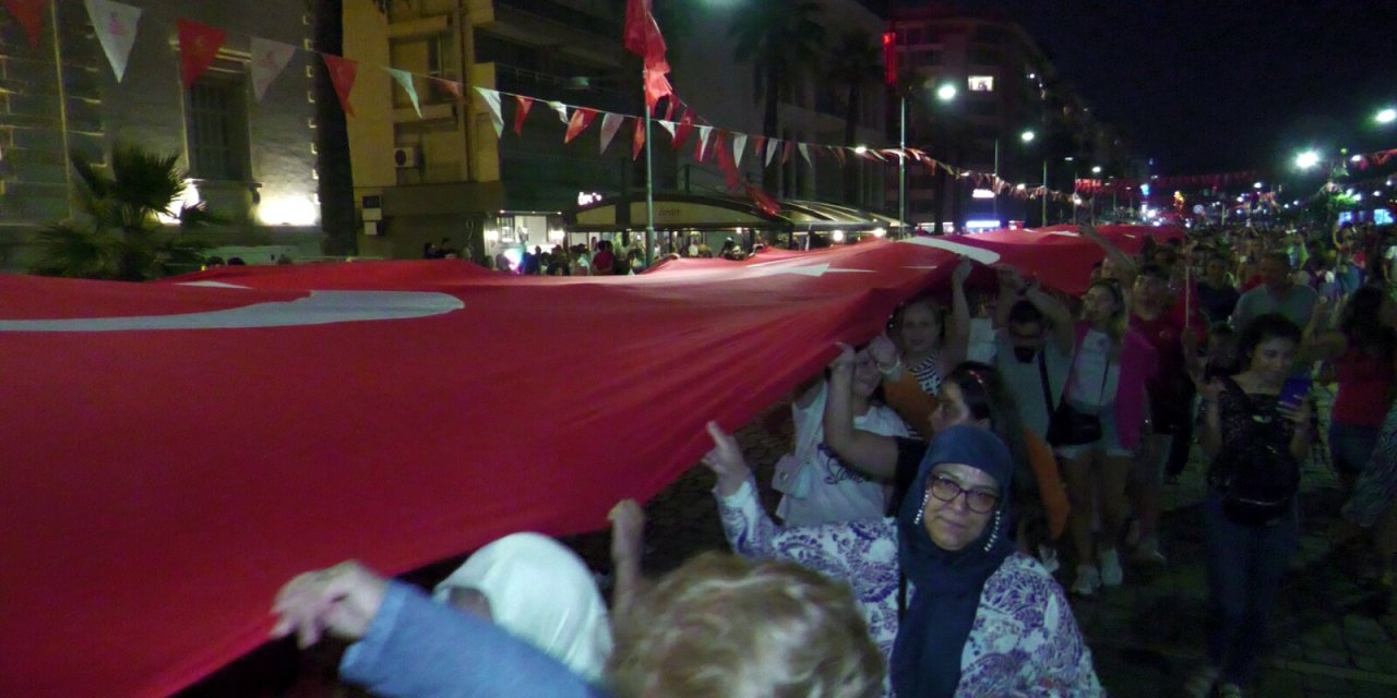 İzmir'de 350 Metrelik Dev Türk Bayrağı İle 'Zafer Yürüyüşü' (4)