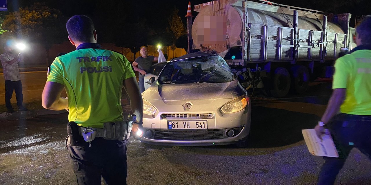 Park Halindeki Kamyona Çarpan Otomobilin Sürücüsü Yaralandı