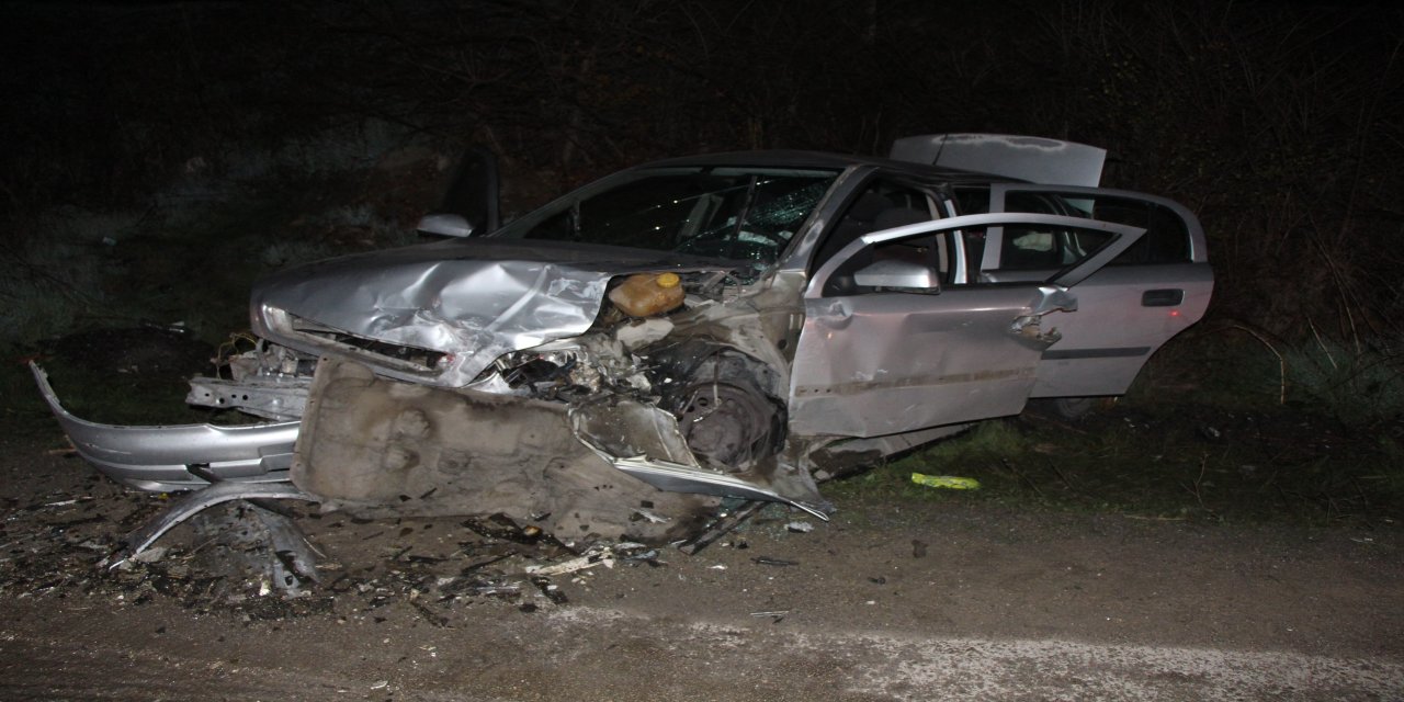 Amasya'da iki otomobil kafa kafaya çarpıştı: 8 yaralı