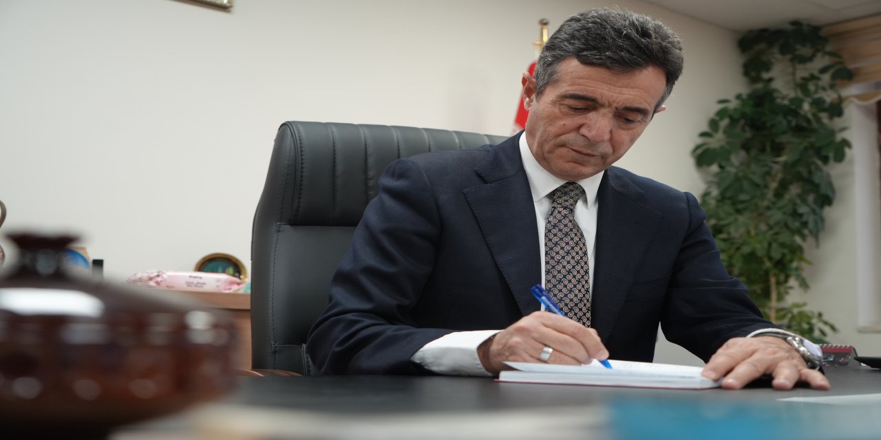 40 yıl önce mezun olduğu okula müdür olarak döndü: Bayburtlu eğitimci şimdi hatıra defteri tutuyor