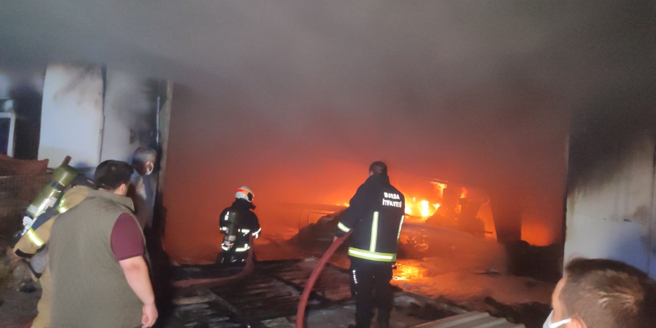 Bursa'da Mobilya İmalathanesindeki Yangın Korkuttu; 3 Kişi Dumandan Etkilendi
