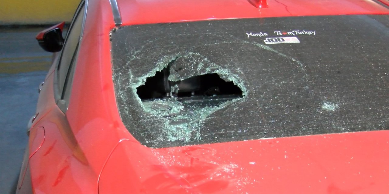 Bayrampaşa'da Otoparkta Bulunan Araçlar Zarar Gördü