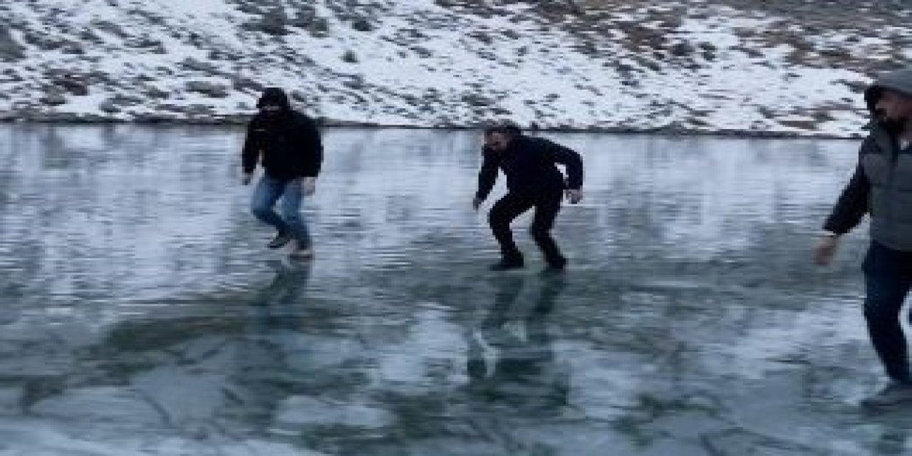 Artvinli gençler buz tutan Karagöl’de taş atıp test ettiler, sonra eğlendiler