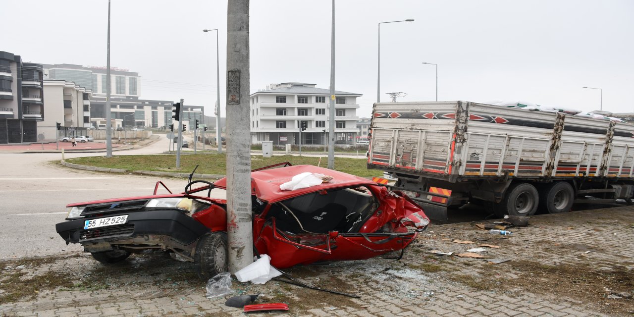 Kamyonun çarptığı Tofaş kağıt gibi katlandı: 4 yaralı