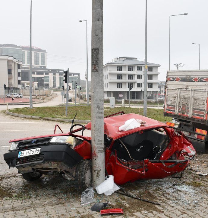 Kamyonun çarptığı Tofaş kağıt gibi katlandı: 4 yaralı