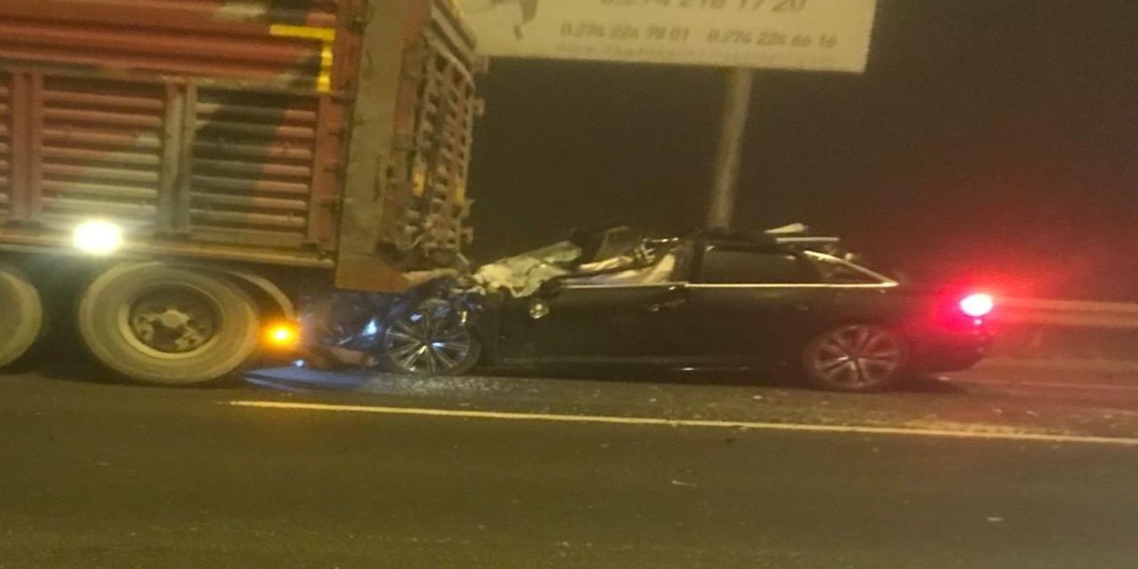 Kütahya’da feci kaza: Tıra arkadan çarpan otomobildeki 4 kişi hayatını kaybetti