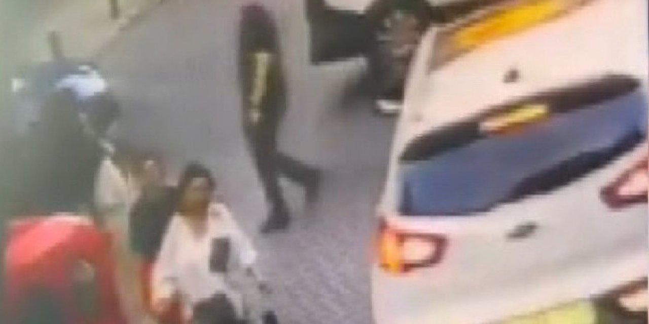 Gaziosmanpaşa'da Caddede Yürüyen Kadının Kaçırıldığı Anlar Kamerada