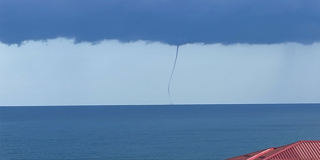 Rize'de denizde çıkan hortum cep telefonuyla görüntülendi