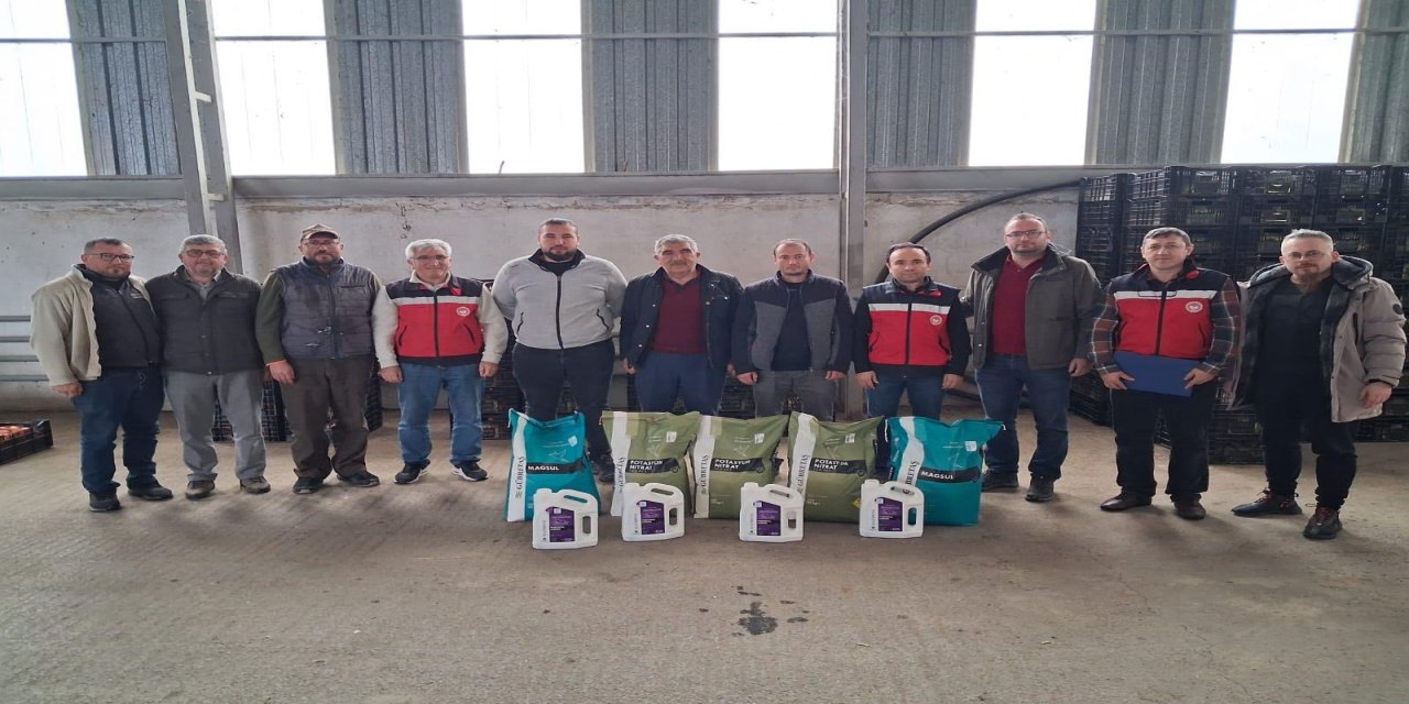 Simav’da 11 sera üreticisine 2,5 ton gübre desteği