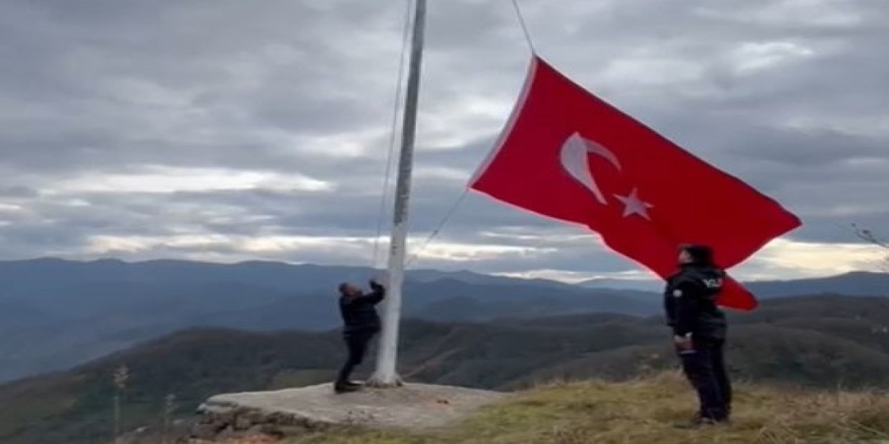 Giresun Valiliği müdahale etti; Yıpranan Türk bayrağı yenilendi