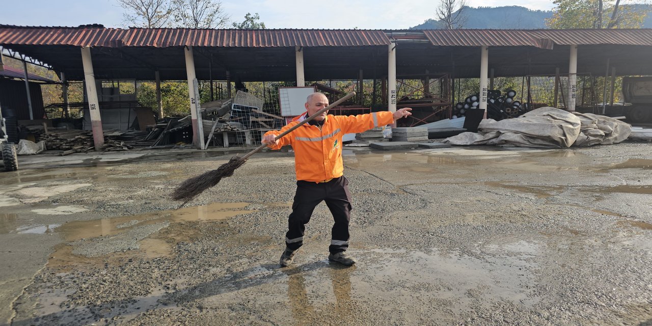 Bu temizlik görevlisi müzik sesine dayanamıyor