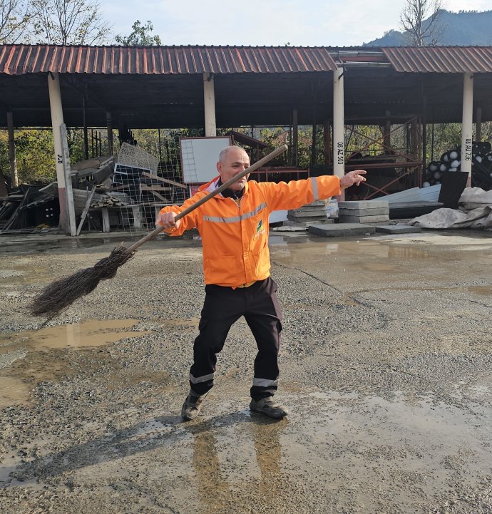 Bu temizlik görevlisi müzik sesine dayanamıyor