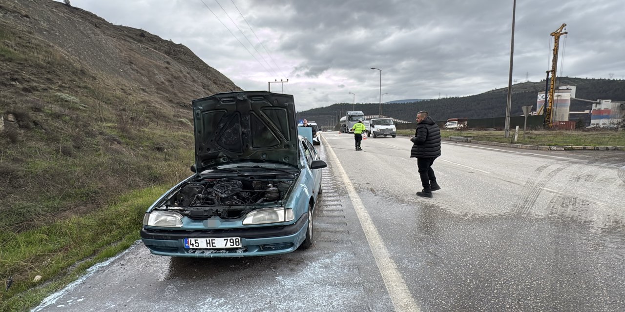 Seyir halindeki otomobilde çıkan yangın söndürüldü