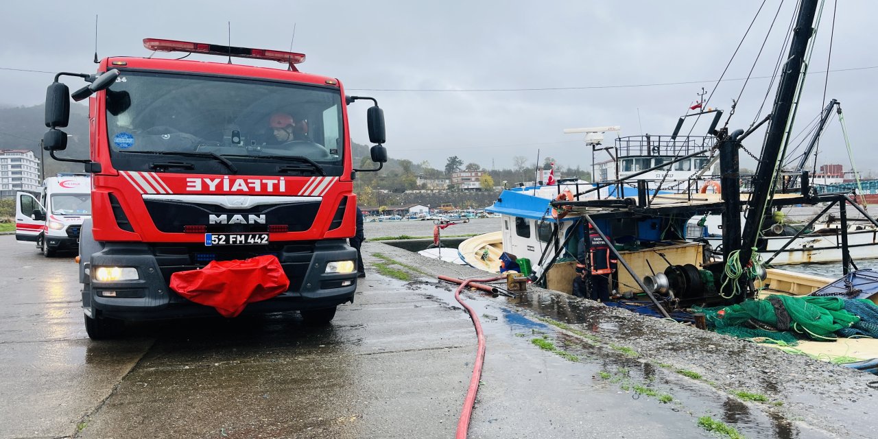 Ordu'da su alarak batma tehlikesi olan tekneye ekipler müdahale etti