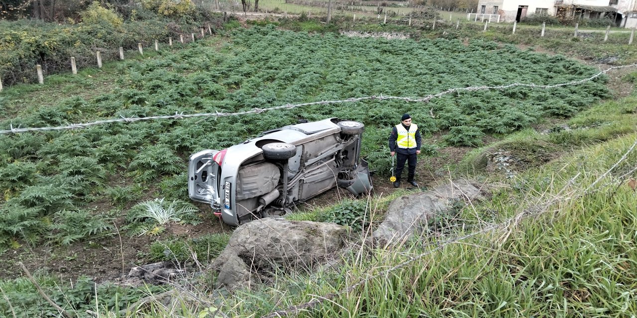 Bafra'da otomobil tarlaya uçtu