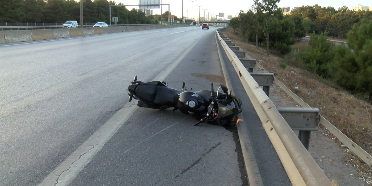 Sancaktepe'de Bariyerlere Çarpan Motosikletli Ağır Yaralandı