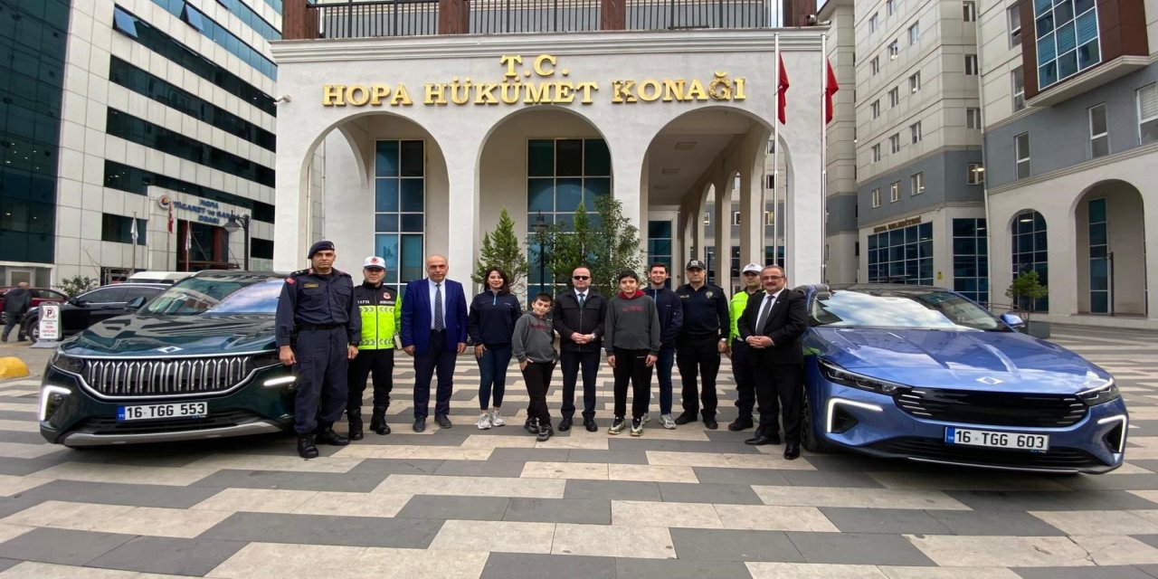 Kaymakamdan öğrencilere Togg'un yeni modeli ile şehir turu