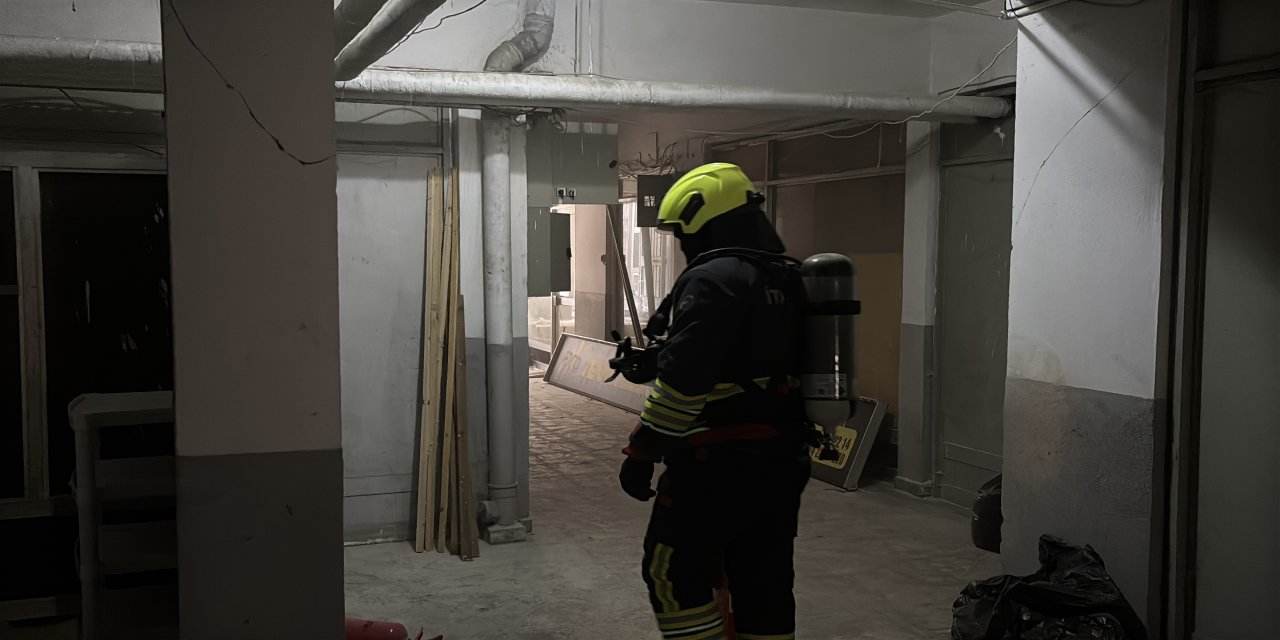 Üst katları otel olarak kullanılan iş merkezinde çıkan yangın ekipleri harekete geçirdi