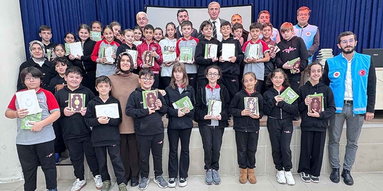 Rize’de öğrencilere Kur’an-ı Kerim hediye ediliyor