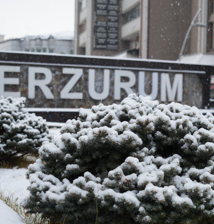 Erzurum güne karla başladı