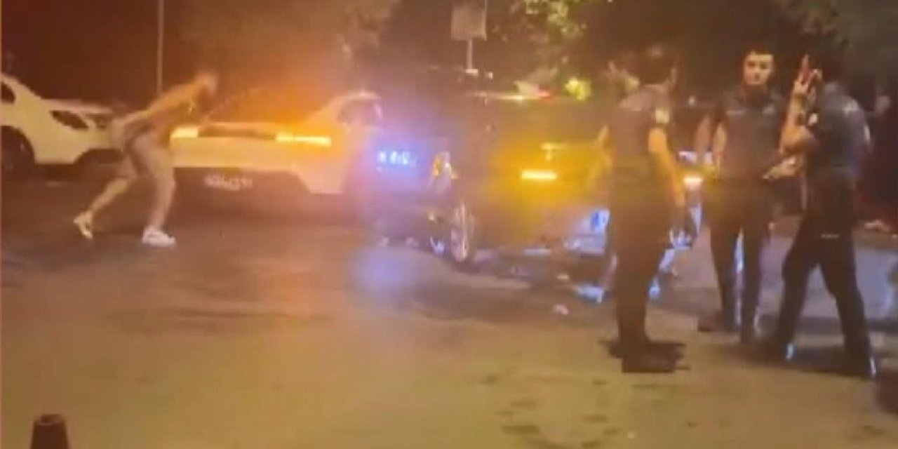 Bakırköy'de Otomobiline Çarpan Aracı Dakikalarca Tekmeledi