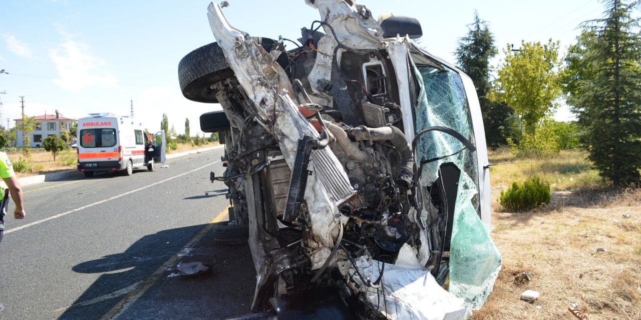 Elazığ'da Tur Minibüsü, Yolcu Otobüsüne Çarptı: 18 Yaralı