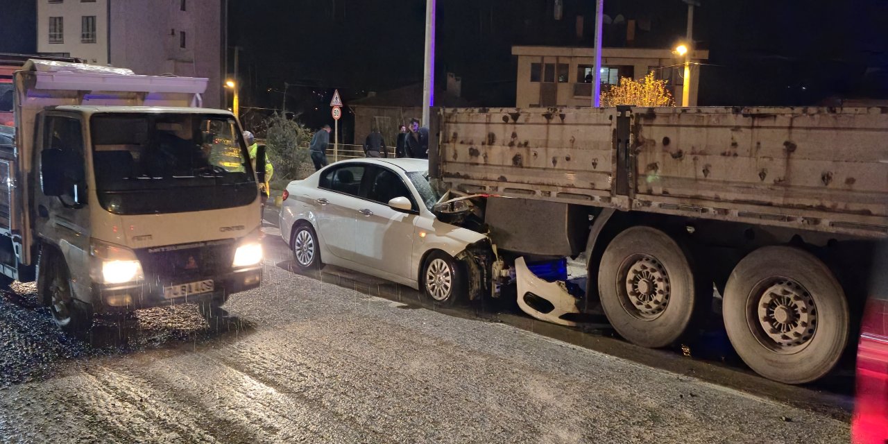 Otomobil tırın dorsesine saplandı:1 yaralı
