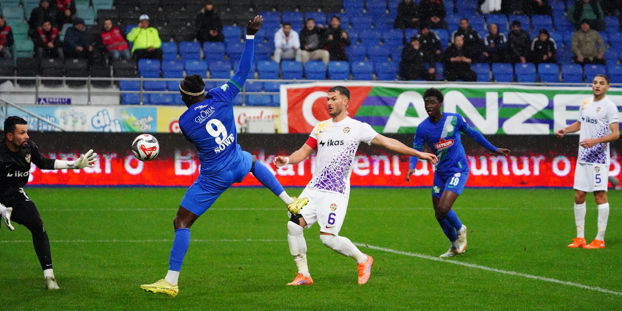 Çaykur Rizespor 4 hafta sonra yeni hocasıyla 3 puana 3 golle uzandı