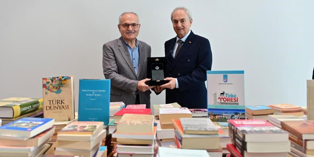 Prof. Dr. Fahrettin Tızlak’tan Antalya Kütüphanesi’ne 2000 kitaplık değerli bağış