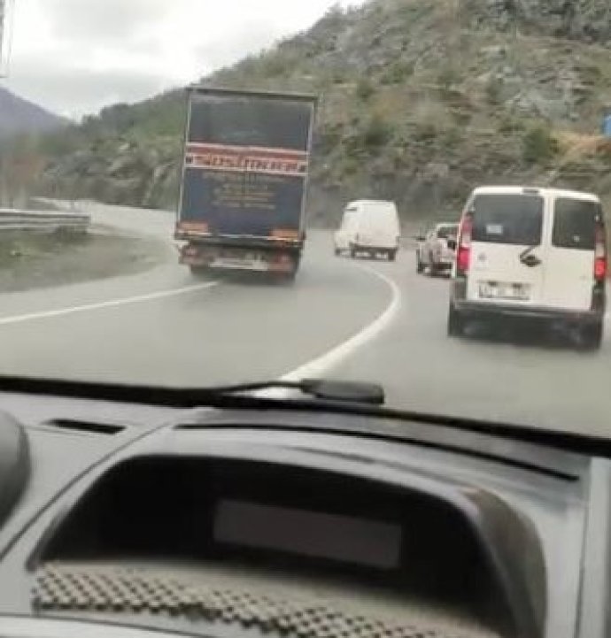 Artvin’de tır şoförünün virajda 5 aracı sollaması faciaya davetiye çıkardı