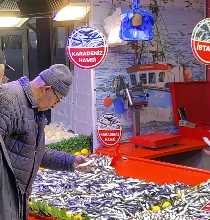 Bolu'da fırtına balık tezgahlarını vurdu